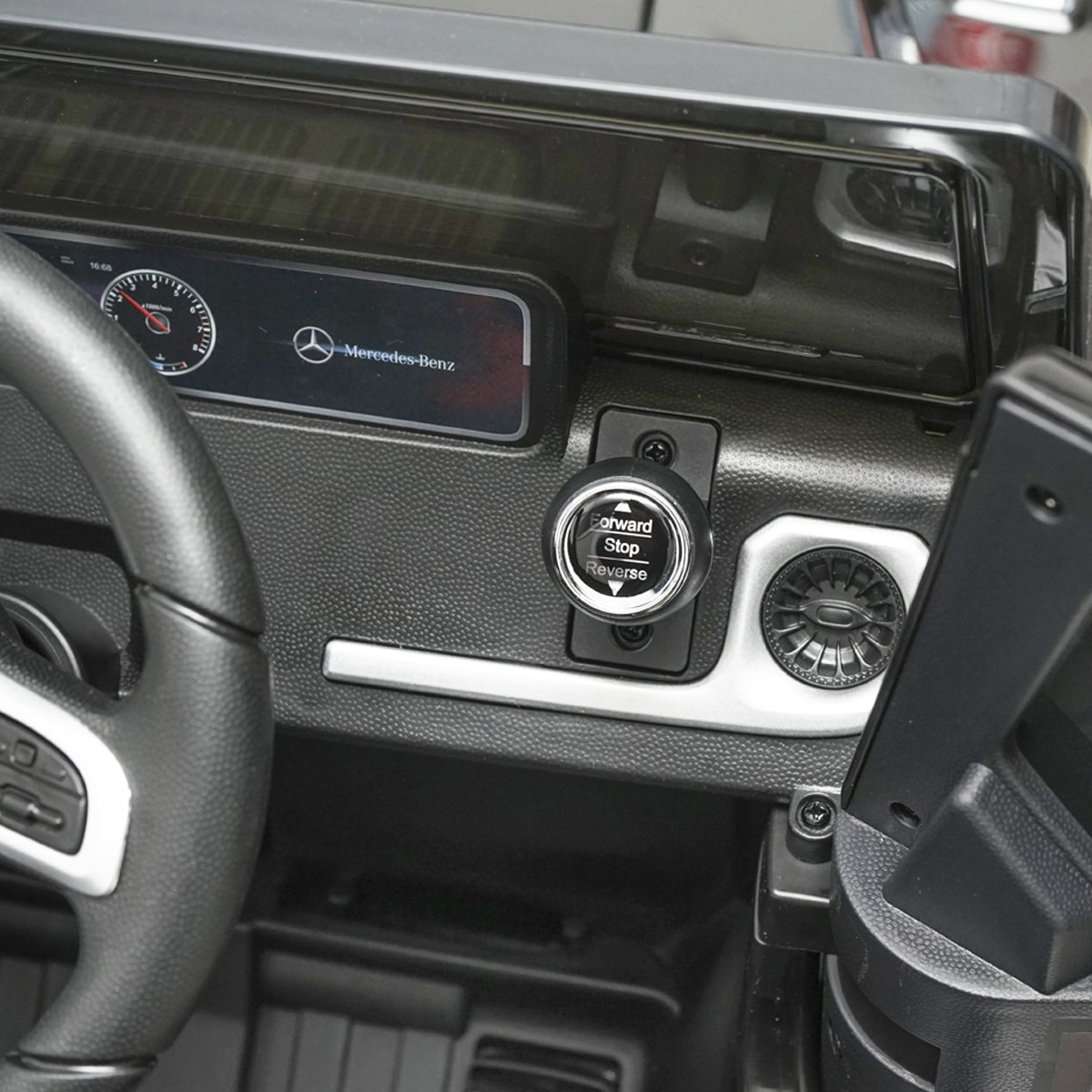 Masinuta electrica cu baterie 6V/7Ah si telecomanda pentru copii Mercedes G500 JJ2077 negru cu scaun piele
